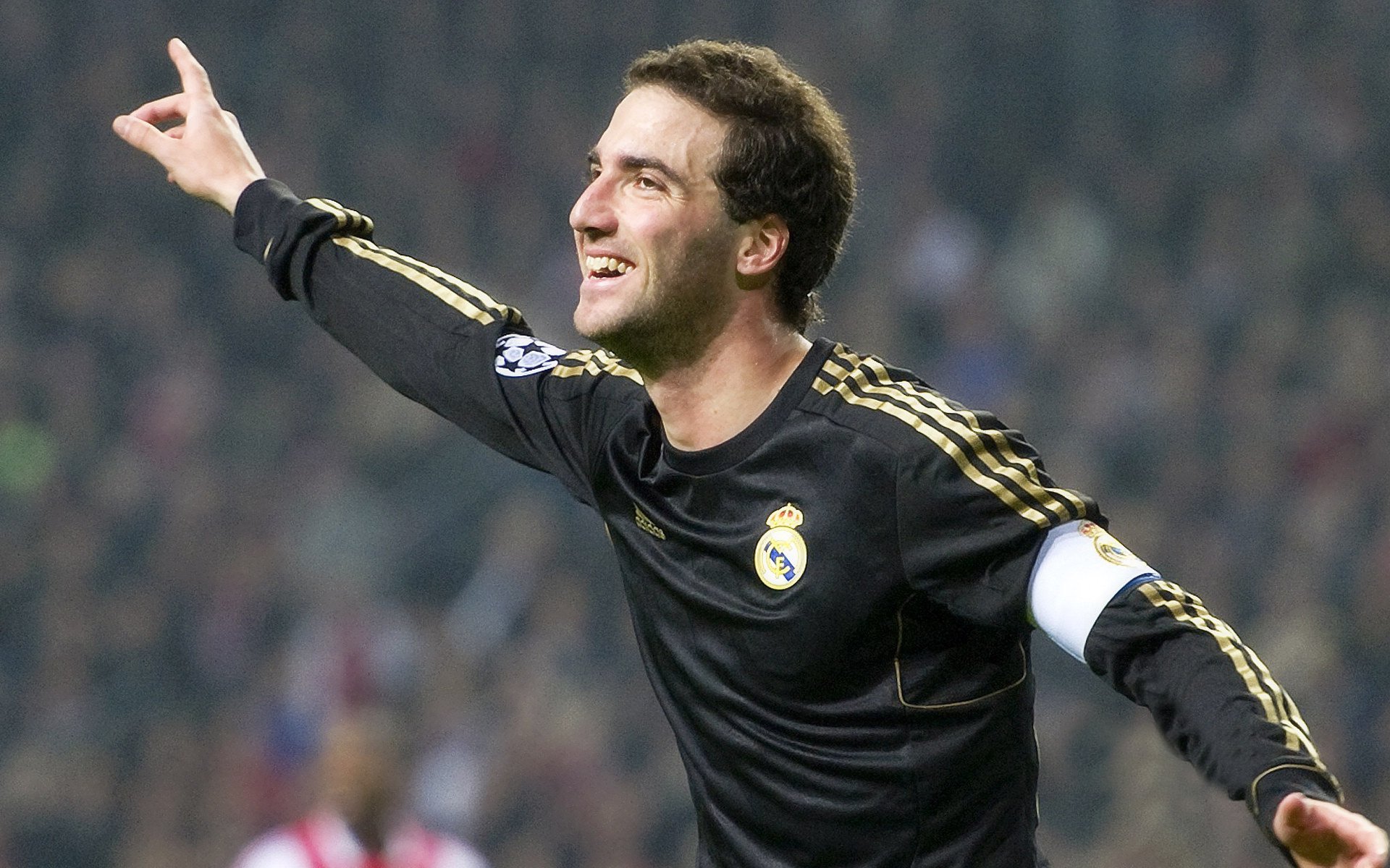 《全球电竞大赛门票销售火爆,票价创新高》,全球电竞联赛线下总决赛